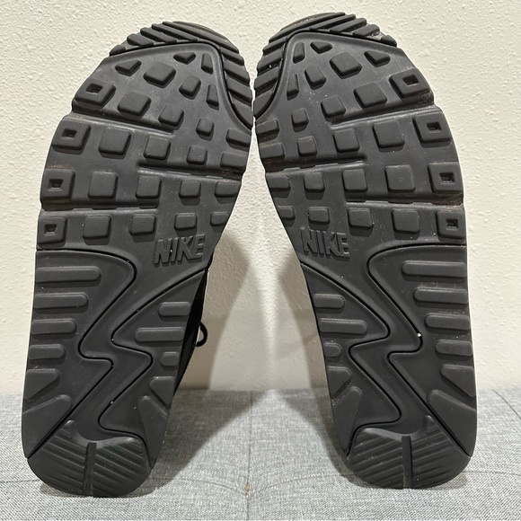 Nike Women’s Air Max Oketo Sneaker - Picture 5 of 12